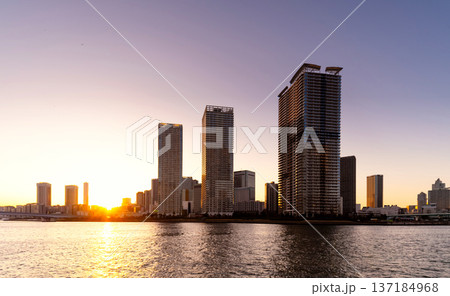 東京 晴海湾岸タワーマンション群の夕日 2026 東京 晴海湾岸タワーマンション群の夕日 2026 137184968