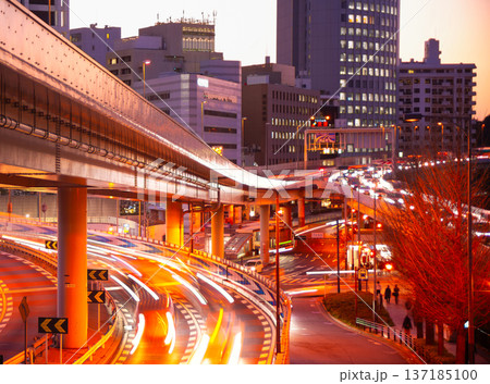 東京 混雑する幹線道路 東京 混雑する幹線道路 137185100