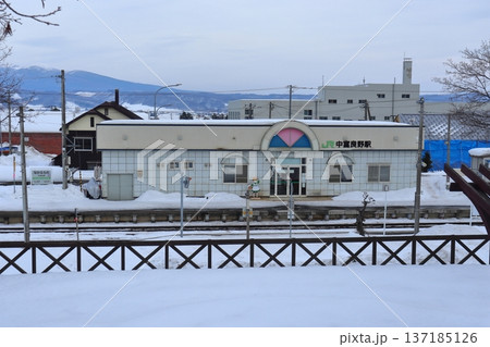 冬の富良野線 中富良野駅（北海道中富良野町） 137185126
