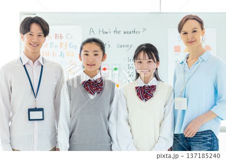 教育　英会話教室でレッスンを受ける中学生と講師のポートレート 137185240