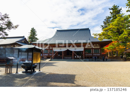 秋の岩手県平泉　紅葉の世界遺産毛越寺　本堂 137185246