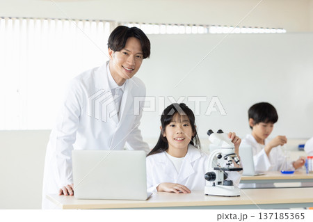科学の勉強をする小学生と先生 科学の勉強をする小学生と先生 137185365