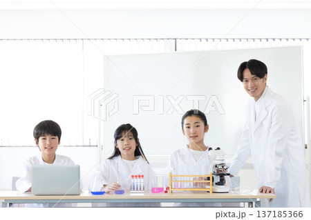 科学の勉強をする小学生と先生 137185366