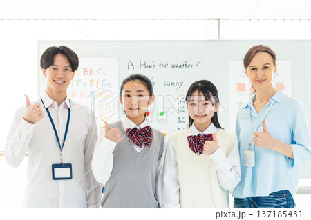 教育　英会話教室でレッスンを受ける中学生と講師のポートレート 137185431