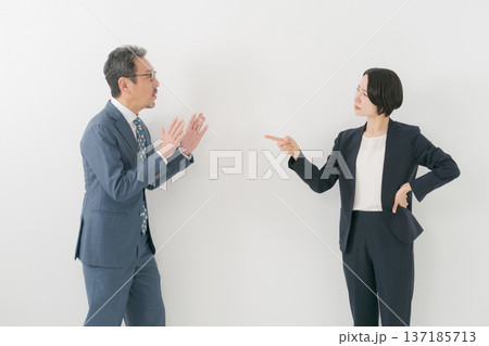 怒る女性と怒られている男性 怒る女性と怒られている男性 137185713