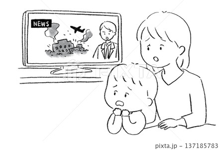 戦争のニュースを見て不安になる子供と母親 男の子 137185783