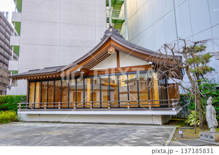 東京都　新宿区　成子天神社　境内　神楽殿 137185831