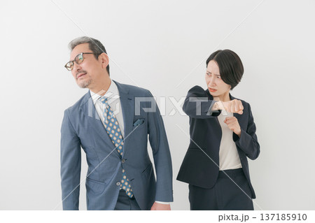 殴られる中年の男性 137185910