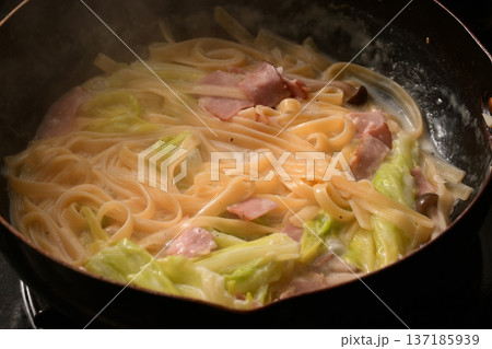 キャベツとベーコンのクリームパスタ キャベツとベーコンのクリームパスタ 137185939
