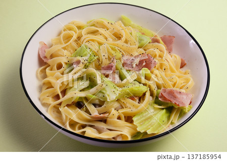 キャベツとベーコンのクリームパスタ　 137185954