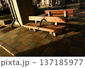 光に当てられたベンチ 137185977
