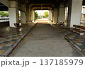 高架下の公園 137185979