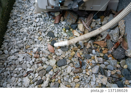 エアコンのドレンホースに虫よけキャップを取り付ける エアコンのドレンホースに虫よけキャップを取り付ける 137186026