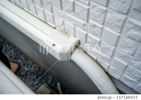 エアコン配管パテで配管カバー配線入り口の隙間を塞ぐ 137186033