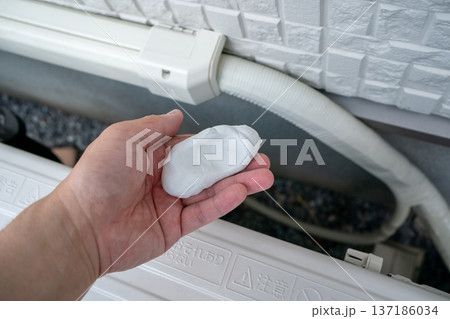 エアコン配管パテで配管カバー配線入り口の隙間を塞ぐ 137186034