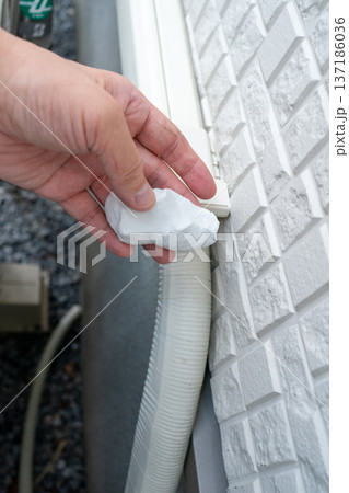 エアコン配管パテで配管カバー配線入り口の隙間を塞ぐ 137186036