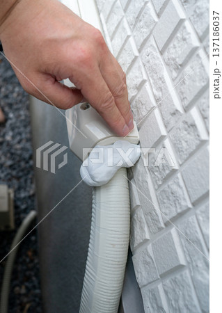 エアコン配管パテで配管カバー配線入り口の隙間を塞ぐ 137186037