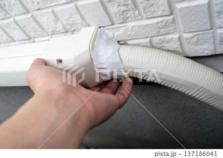 エアコン配管パテで配管カバー配線入り口の隙間を塞ぐ 137186041