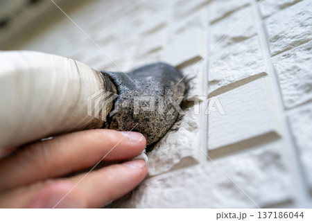 古く黒くなったエアコンパテ 古く黒くなったエアコンパテ 137186044