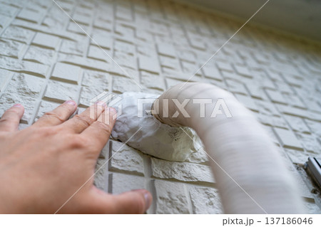 エアコン配管パテを取り替える エアコン配管パテを取り替える 137186046