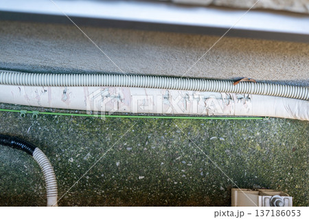 エアコンの配管テープがボロボに劣化している 137186053