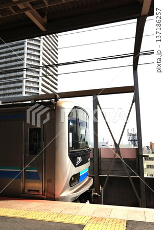 武蔵浦和駅に停車中の埼京線を走る臨海線車両 武蔵浦和駅に停車中の埼京線を走る臨海線車両 137186257