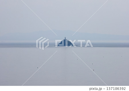 青森　むつ　陸奥弁天島灯台 137186392