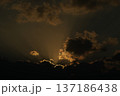 何かが起きそうな夜明け空 137186438