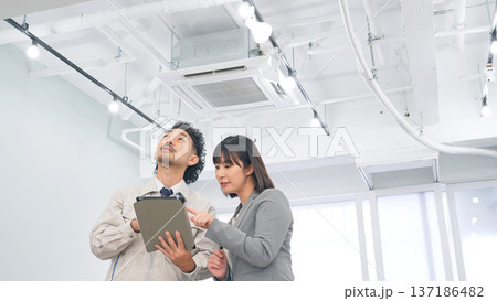 オフィスでタブレットを使って説明する作業員 137186482