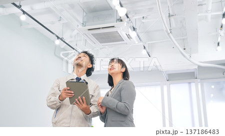 オフィスでタブレットを使って説明する作業員 137186483