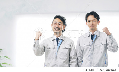 オフィスでガッツポーズする作業員のグループ 137186488