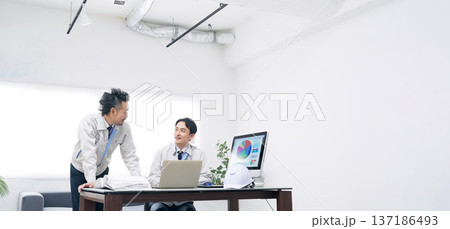 オフィスで会議する作業員のグループ オフィスで会議する作業員のグループ 137186493