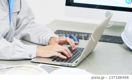 オフィスでPCを使って作業する男性作業員 オフィスでPCを使って作業する男性作業員 137186498