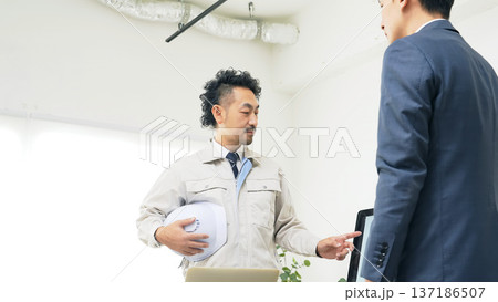 オフィスで会議するビジネスパーソンと作業員のグループ 137186507