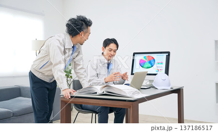 オフィスで会議する作業員のグループ オフィスで会議する作業員のグループ 137186517