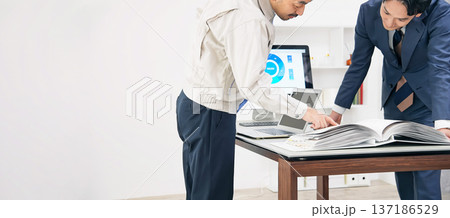 オフィスで会議するビジネスパーソンと作業員のグループ 137186529