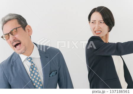 殴られる中年の男性 137186561