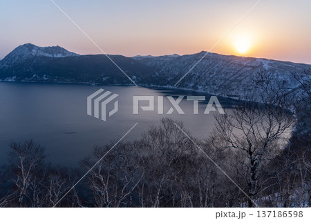 真冬の摩周湖 137186598