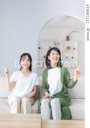 母と娘 新生活イメージ 母と娘 新生活イメージ 137186614