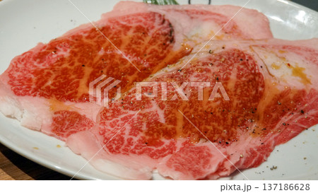 見事な霜降りの霜降り牛肉のスライス 137186628