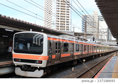 武蔵浦和駅に停車中のJR武蔵野線の電車 137186693