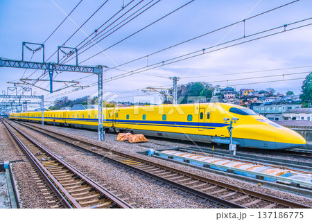 日本の横浜都市景観珍風景＆新風景。新横浜駅に到着するドクターイエロー。美しいラインを一望できる珍景 137186775