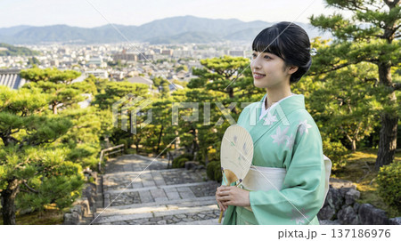 京都・嵐山の大河内山荘から京都市街を眺める着物姿の女性 137186976
