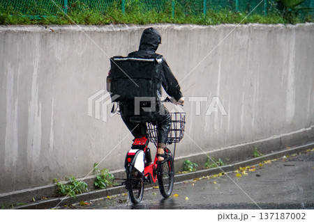 雨の中の自転車でのフードデリバリー 雨の中の自転車でのフードデリバリー 137187002
