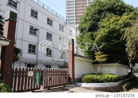 さいたま市高砂小学校の正門風景 137187238