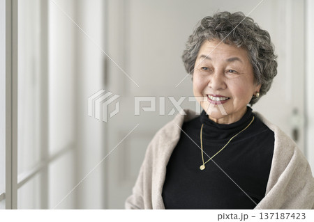 笑顔の80代の女性 笑顔の80代の女性 137187423