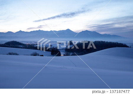 絶景の白銀世界 絶景の白銀世界 137187477