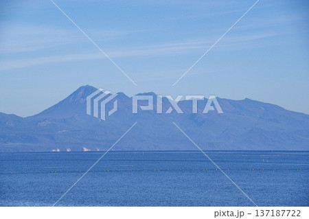 羅臼国後展望台から眺める国後島 羅臼国後展望台から眺める国後島 137187722