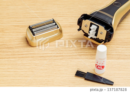 刃を外した電気シェーバーとオイルとブラシ 137187828