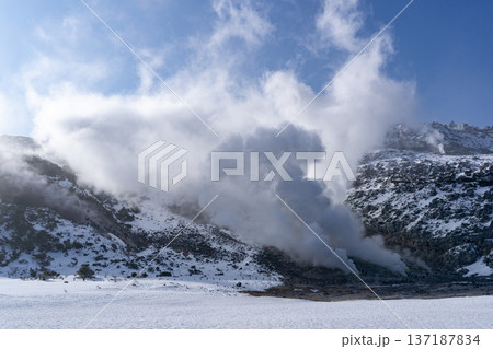 冬の硫黄山 冬の硫黄山 137187834